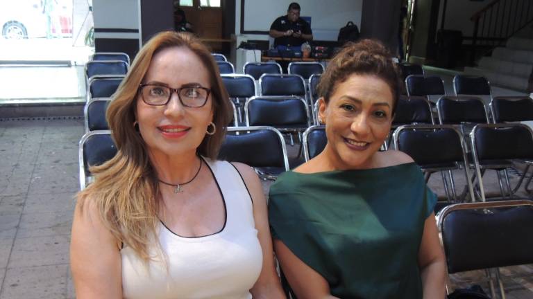 Acompañan a Paulina Salazar en la presentación de su libro