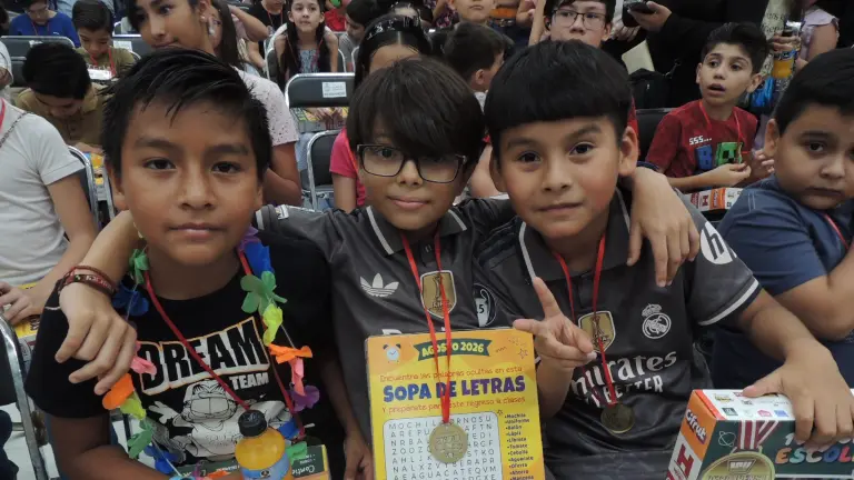 Recompensa Casa Ley a los niños y niñas más sobresalientes