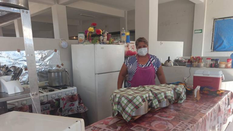 Locatarios se mudan a nuevo mercado de Escuinapa, que está sin energía eléctrica ni agua