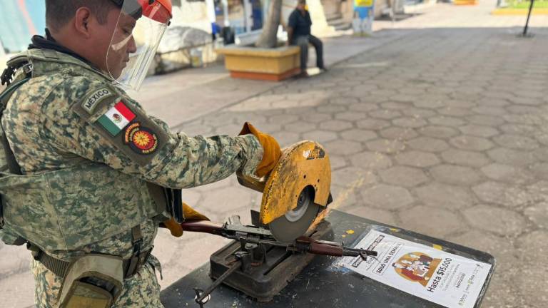 ¡Ya no las quieren! Familias siguen canjeando armas en Desarme Voluntario