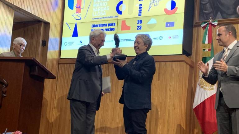 Gana David Toscana el Premio Mario Vargas Llosa