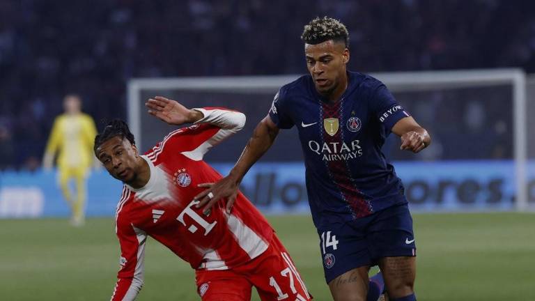 Désiré Doué deja en el camino a Michael Olise, en el encuentro que el PSG le ganó por 5-4 al Bayern Múnich.