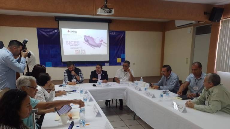 Personal del INE presenta estadística electoral del sur de Sinaloa.