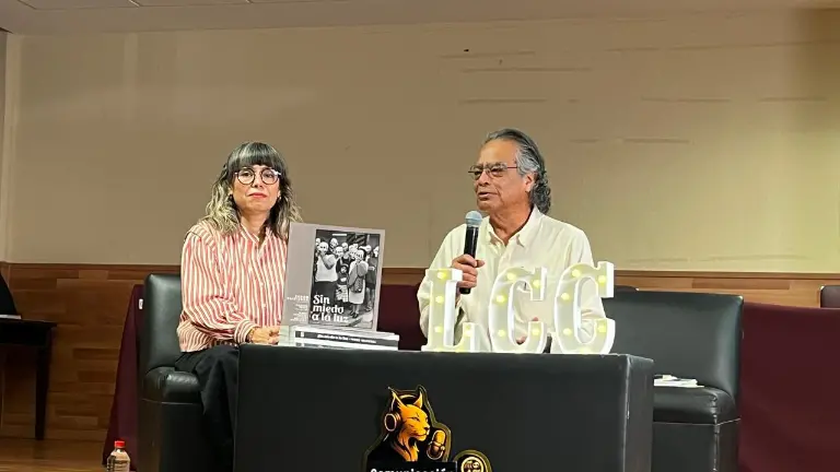 Pedro Valtierra imparte una conferencia ante estudiantes de la Universidad Autónoma de Occidente.