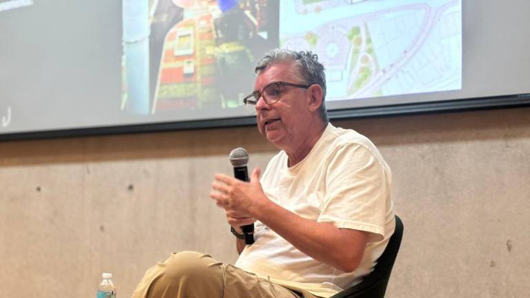 El arquitecto colombiano Carlos Mario Rodríguez expuso cómo el espacio público y la planeación urbana pueden transformar ciudades marcadas por la violencia
