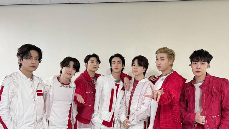 Con ayuda de BTS el INE invita a jóvenes a tramitar la credencial de elector.