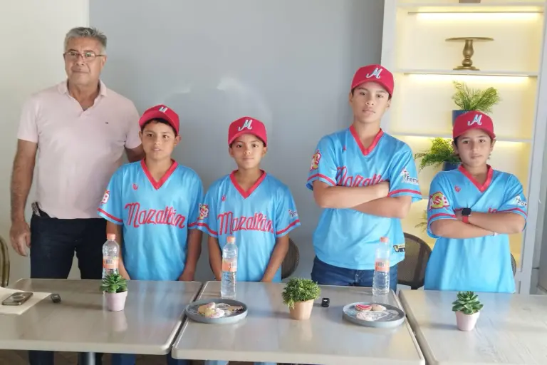 La presentación de los peloteros estuvo encabezada por José Manuel Zamudio, presidente del Comité Municipal de Beisbol y coordinador de la Zona Sur de la Asociación Estatal.