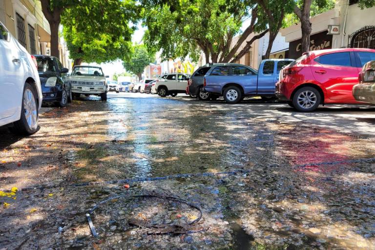 Fuga derrama miles de litros en Culiacán, en plena sequía