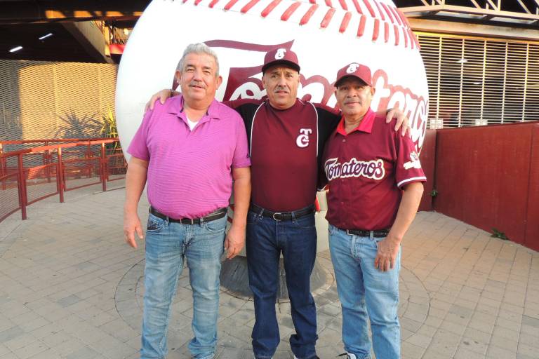 Brindan sinaloenses su apoyo a Tomateros en la serie final contra Charros de Jalisco