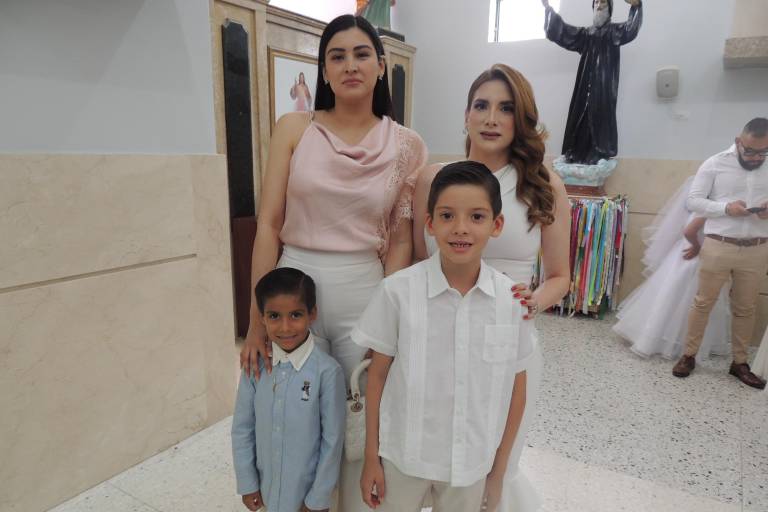 Celebran alumnos del Senda su primera comunión