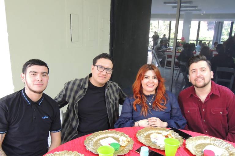 Disfrutan colaboradores de Noroeste su tradicional posada navideña