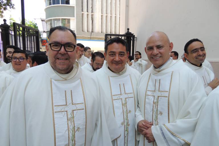 Celebran fieles católicos la tradicional Misa Crismal en Catedral