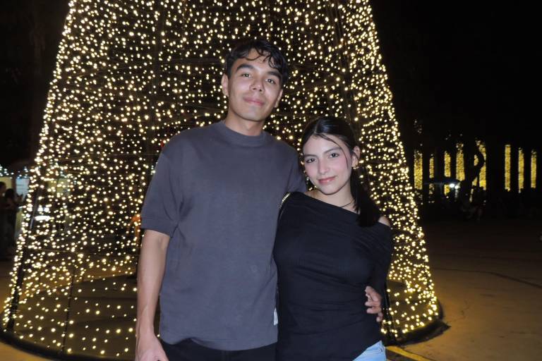 Disfrutan familias la Navidad rodeados de luz