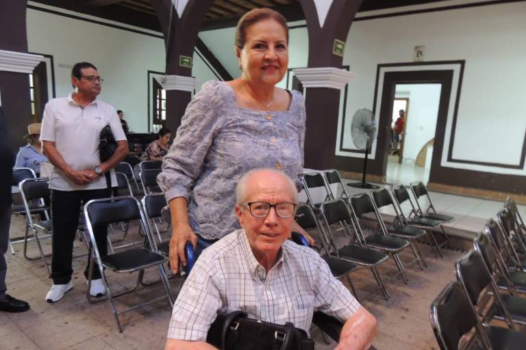 Acompañan a Federico Pérez en la presentación de su libro