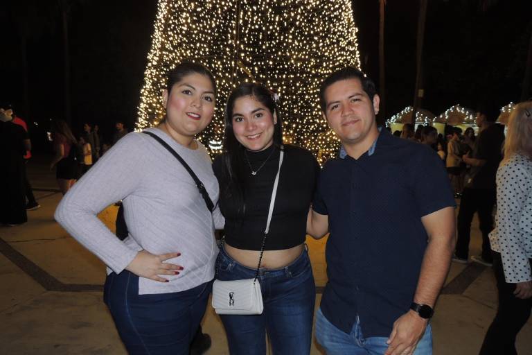 Disfrutan familias la Navidad rodeados de luz