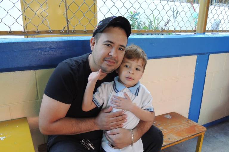 Con un taller de matrogimnasia fortalecen papás su relación con sus hijos