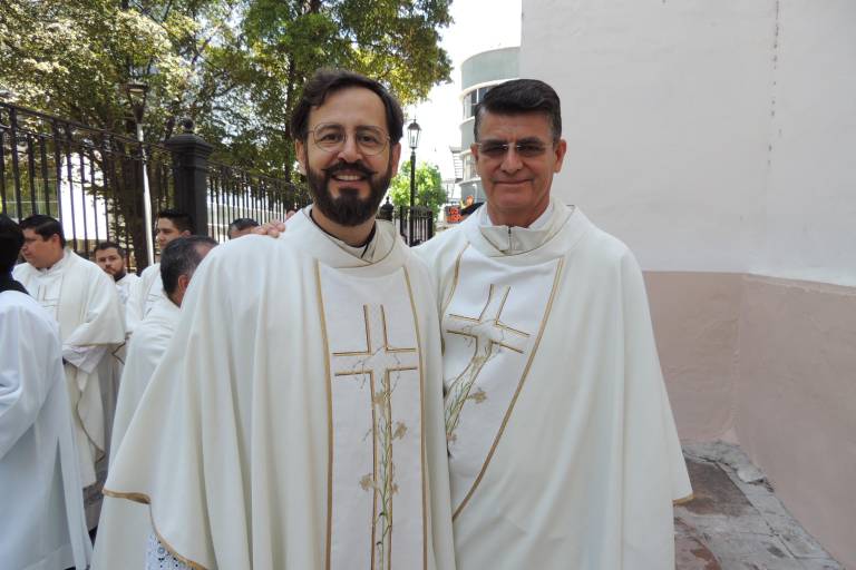 Celebran fieles católicos la tradicional Misa Crismal en Catedral