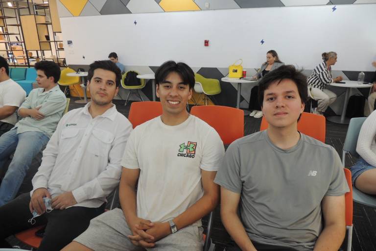 Conocen alumnos la realidad actual de los mercados financieros