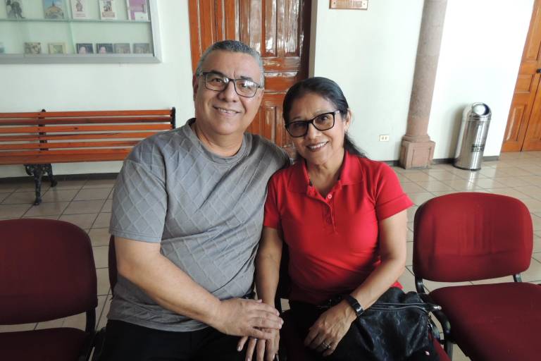 Aplauden la nueva obra de Élmer Mendoza