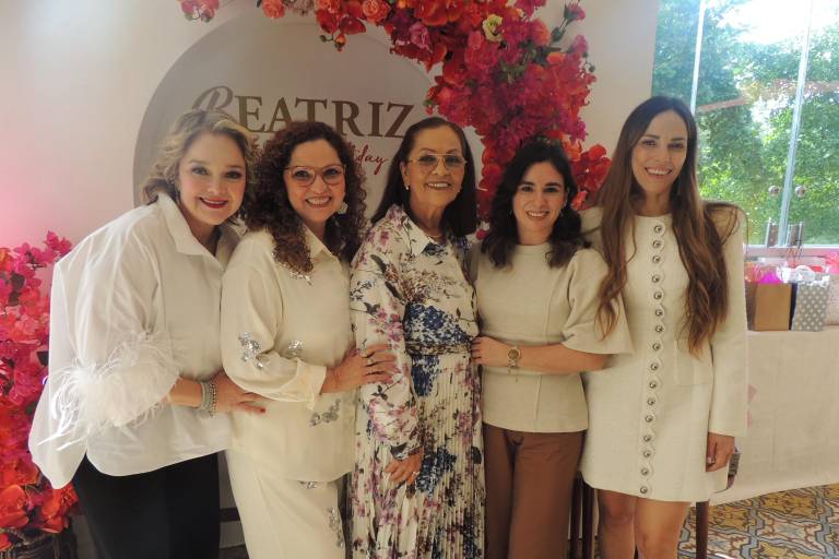 Celebran los 72 años de Beatriz Elizabeth Félix Tamayo