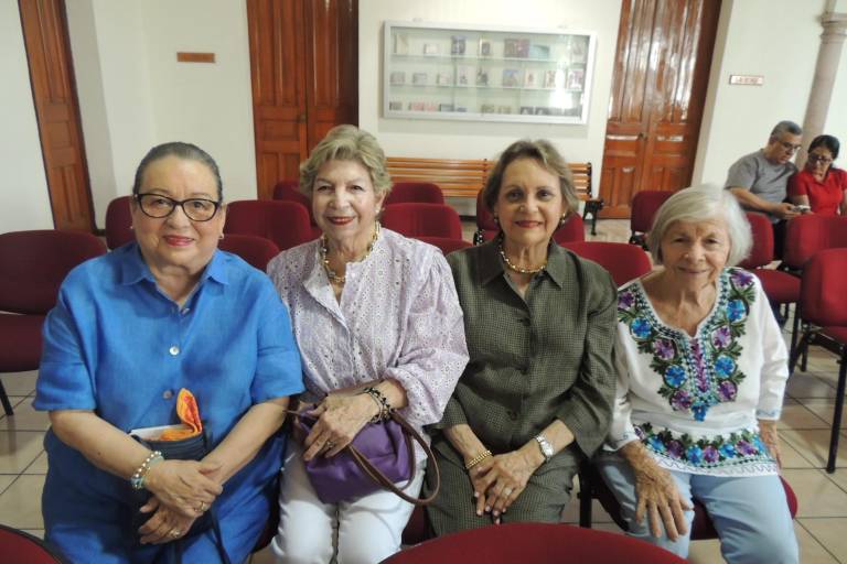 Aplauden la nueva obra de Élmer Mendoza