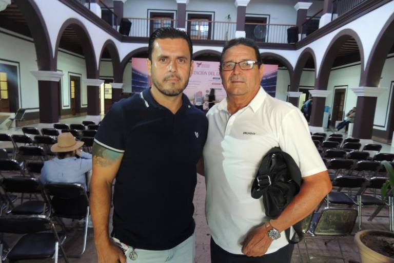 Acompañan a Federico Pérez en la presentación de su libro