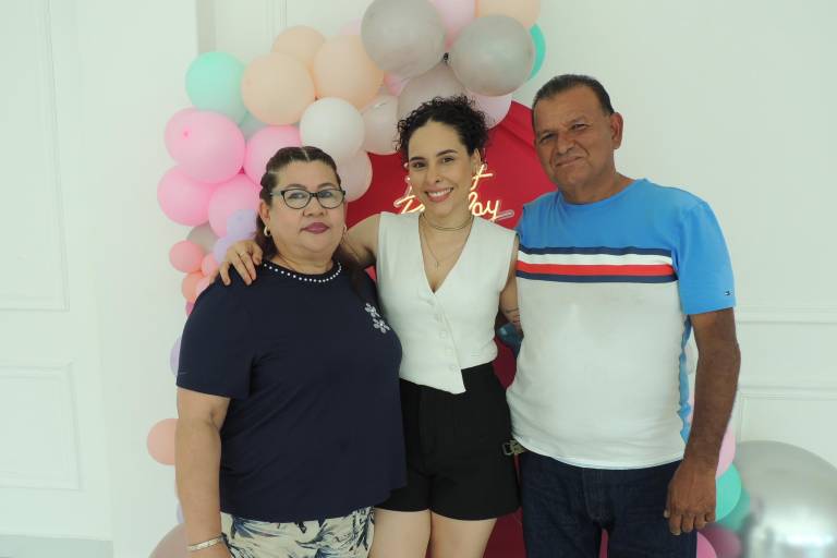 Con una piscinada, celebra Kenia Sofía sus 28 años