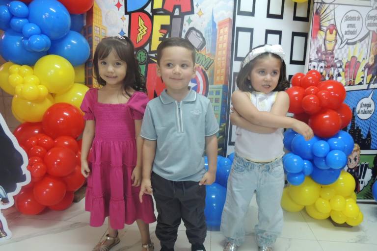 Con juegos mecánicos, trampolín y música celebran su Día del Niño