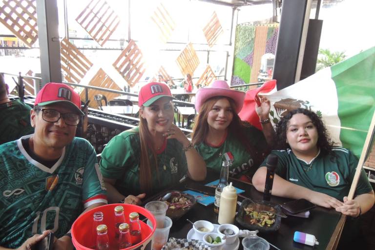 Festejan sinaloenses segundo triunfo de México en la Copa Mundial 2026