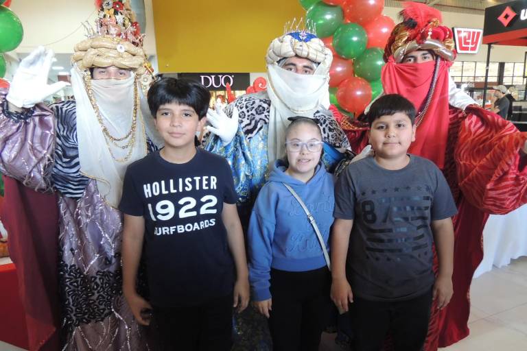 Comparte Casa Ley su tradicional Rosca de Reyes