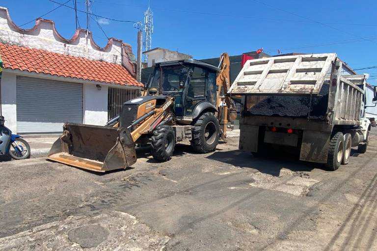 Reinician trabajos de bacheo en la calle Francisco Pérez, en Escuinapa