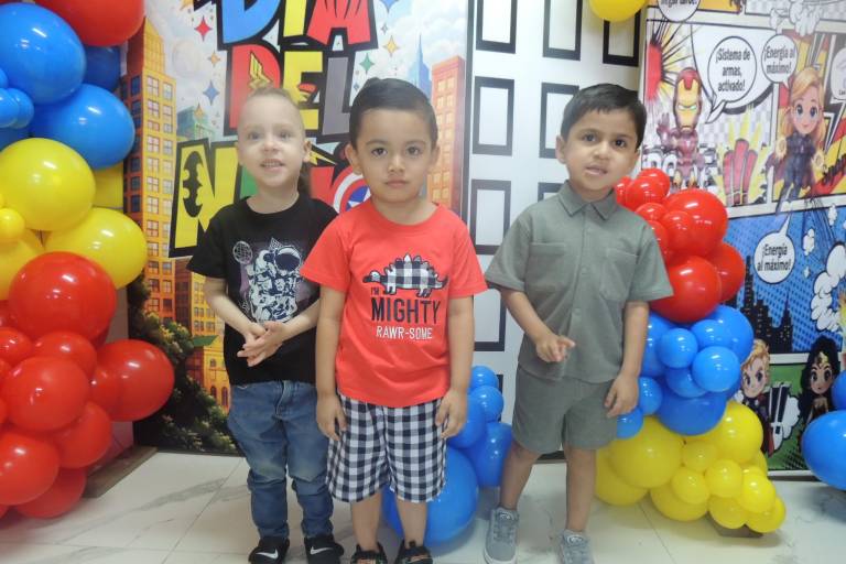 Con juegos mecánicos, trampolín y música celebran su Día del Niño