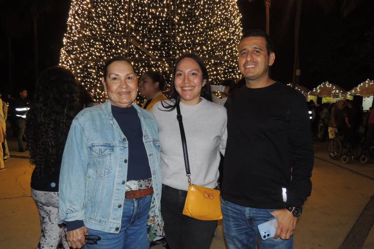 Disfrutan con danza de un recorrido por las tradiciones decembrinas de México