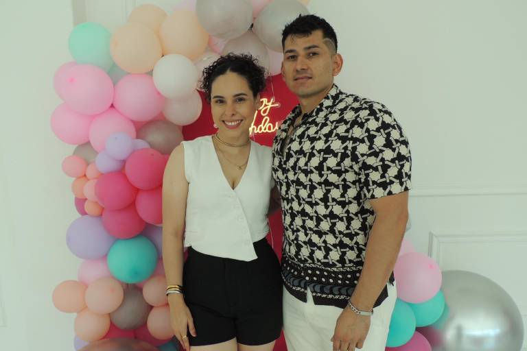 Con una piscinada, celebra Kenia Sofía sus 28 años