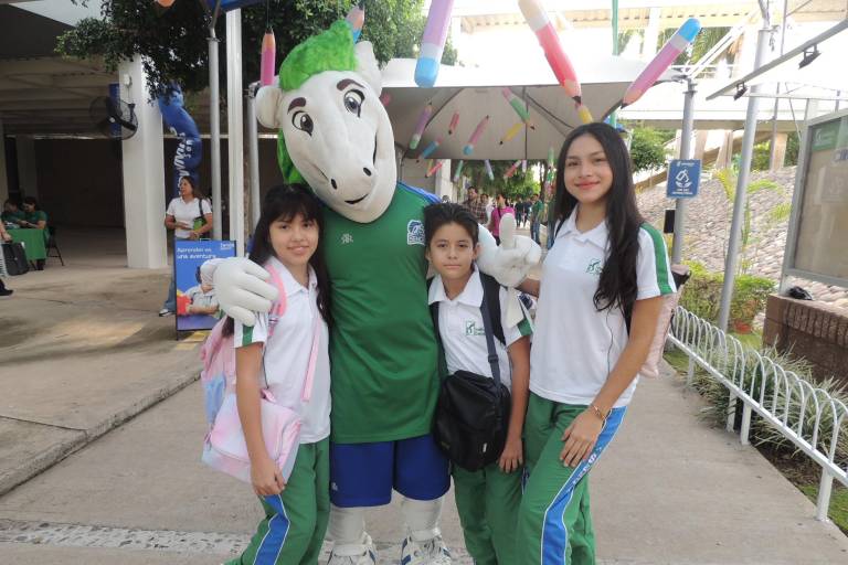 Disfrutan alumnos del Instituto Senda un feliz regreso a clases