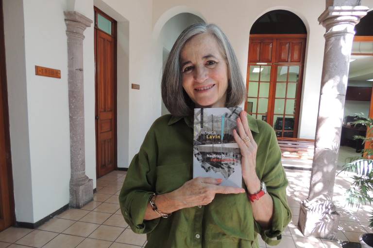 ‘Embauca’ Mónica Lavín a los lectores en su mundo de palabras