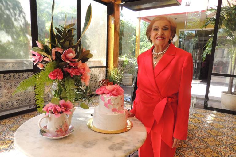 Festejan a Gloria Silvia Gastélum por sus 87 años de vida