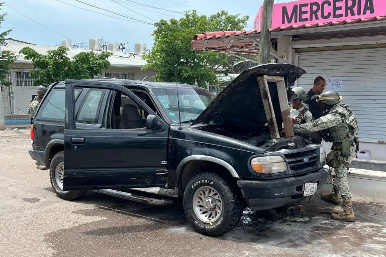 Se incendia camioneta en Capistrano, Culiacán; militares la apagan con extintor y refresco