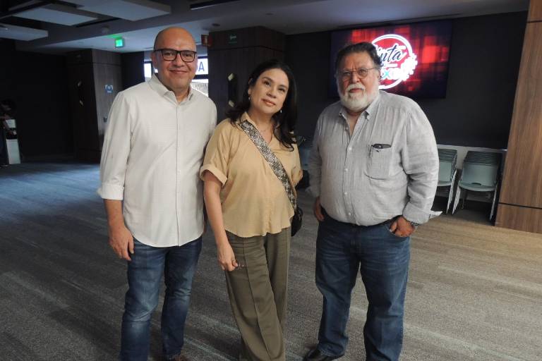 Comparten periodistas su experiencia en el panel ‘De la Tinta al Pixel’