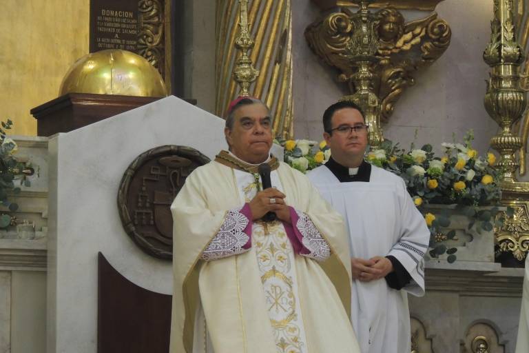 Celebran fieles católicos la tradicional Misa Crismal en Catedral