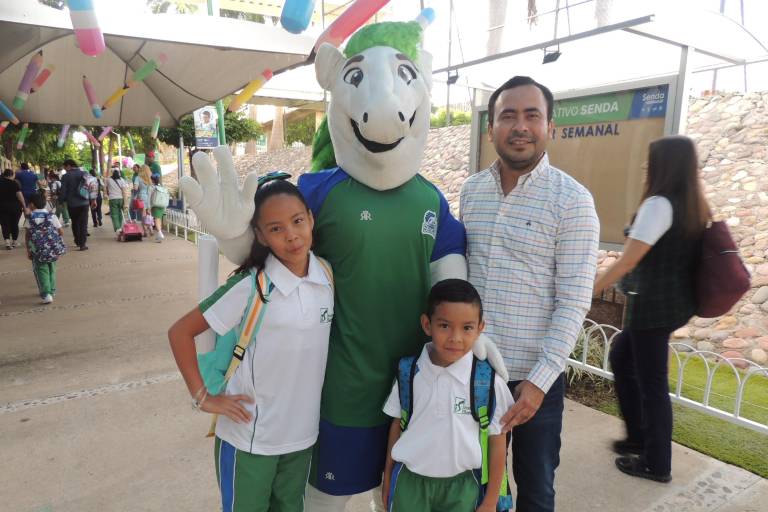 Disfrutan alumnos del Instituto Senda un feliz regreso a clases