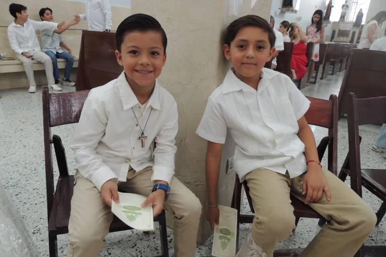 Celebran alumnos del Senda su primera comunión
