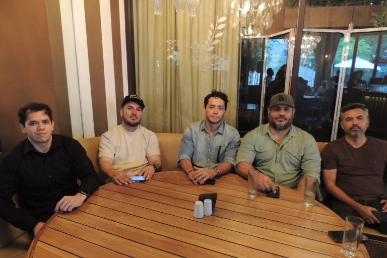 Comparten charlas desde la barra en ‘Tragos &amp; Esencia’, en Humaya Restaurante
