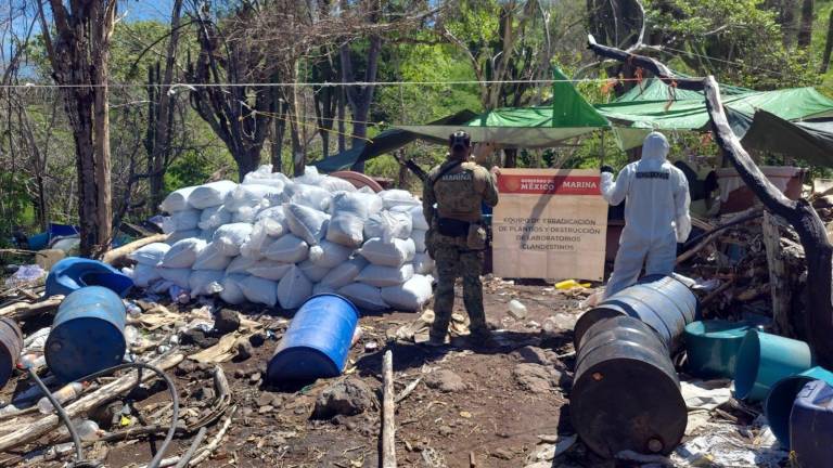Personal de la Secretaría de Marina asegura un laboratorio de drogas clandestino en Culiacán, considerado el segundo más grande de los destruidos en la actual administración.