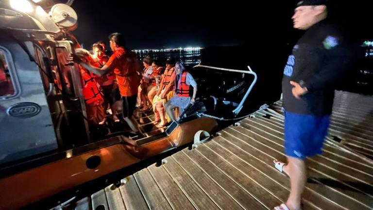 En una lancha Defender fueron rescatados los pasajeros y tripulantes del catamarán.