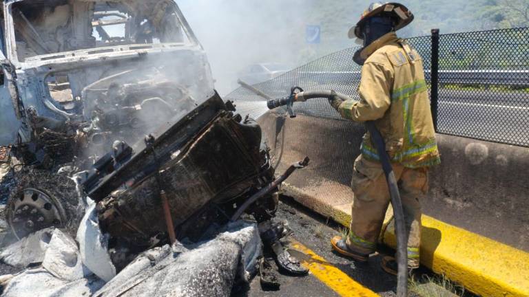 Como consecuencia de este segundo impacto, tres vehículos particulares y dos tractocamiones fueron consumidos en su totalidad por el fuego.