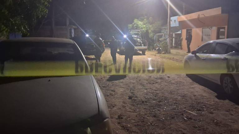 Elementos policiacos atendieron el reporte del ataque a balazos contra un joven en la colonia Lomas de Cristo Rey.