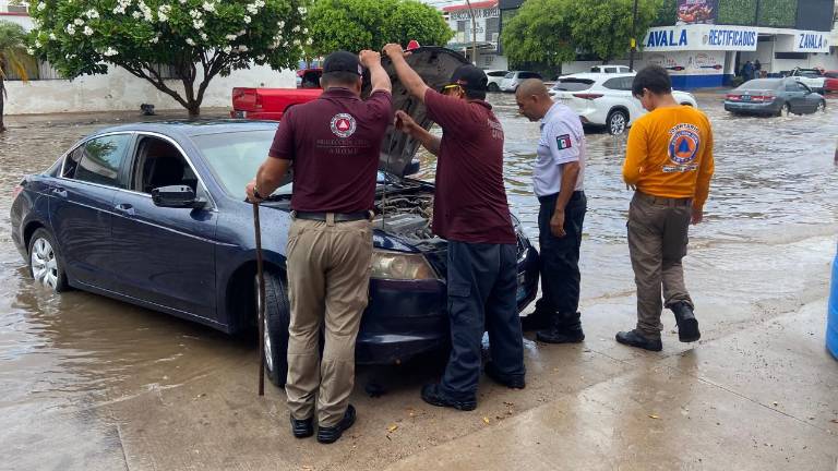 Auxilio otorgado a vehículos afectados por las vialidades inundadas en Los Mochis.