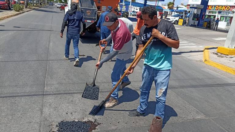 Este martes arrancaron los trabajos de bacheo con carpeta asfáltica sobre el bulevar Antonio Rosales.