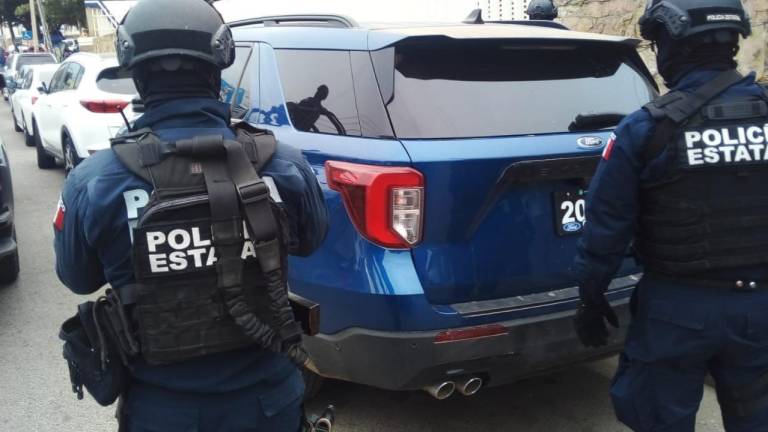 Al detener a un hombre por conducir a exceso de velocidad, policías estatales descubrieron que contaba con una orden de aprehensión en Jalisco.